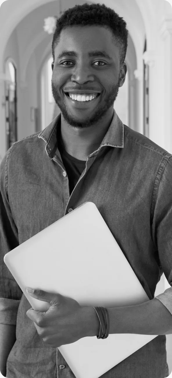 Profissional sorrindo com notebook em ambiente institucional