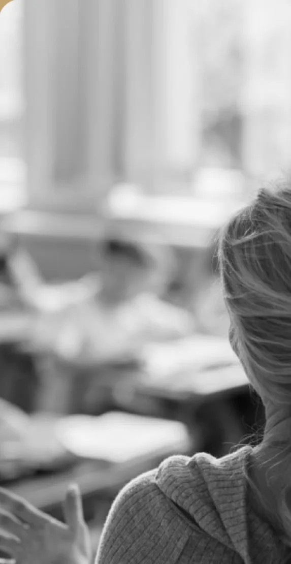 Estudante em ambiente de aprendizagem FINSP