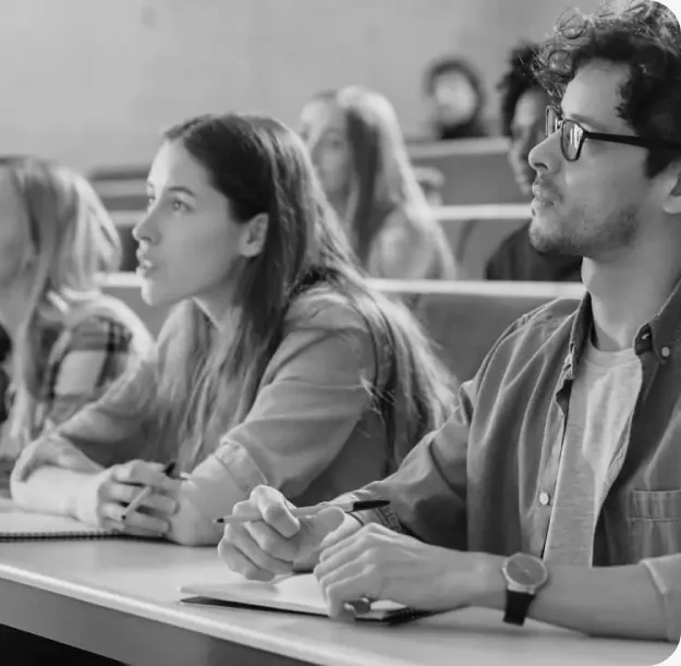 Estudantes acompanhando aula presencial