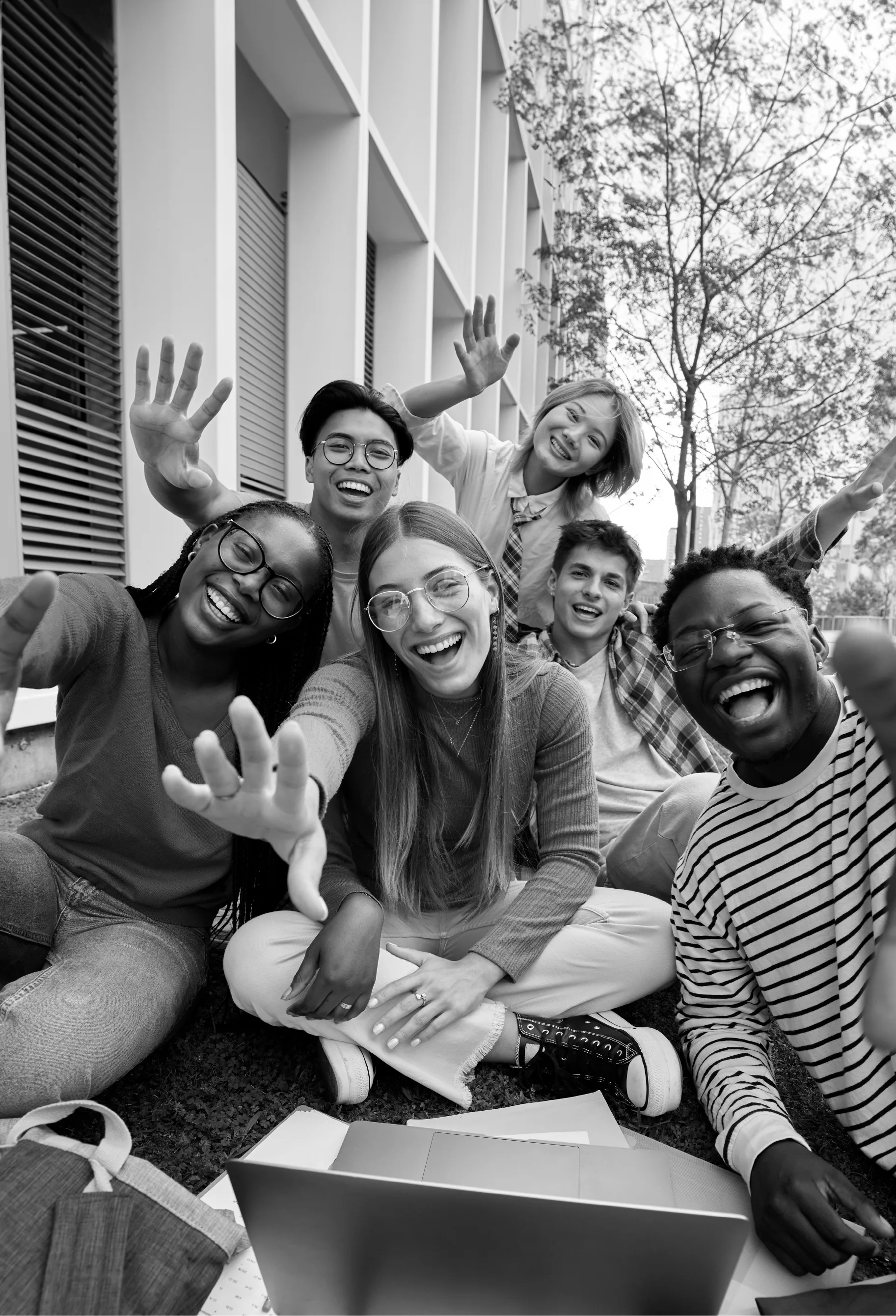 Grupo de estudantes sorrindo em ambiente externo