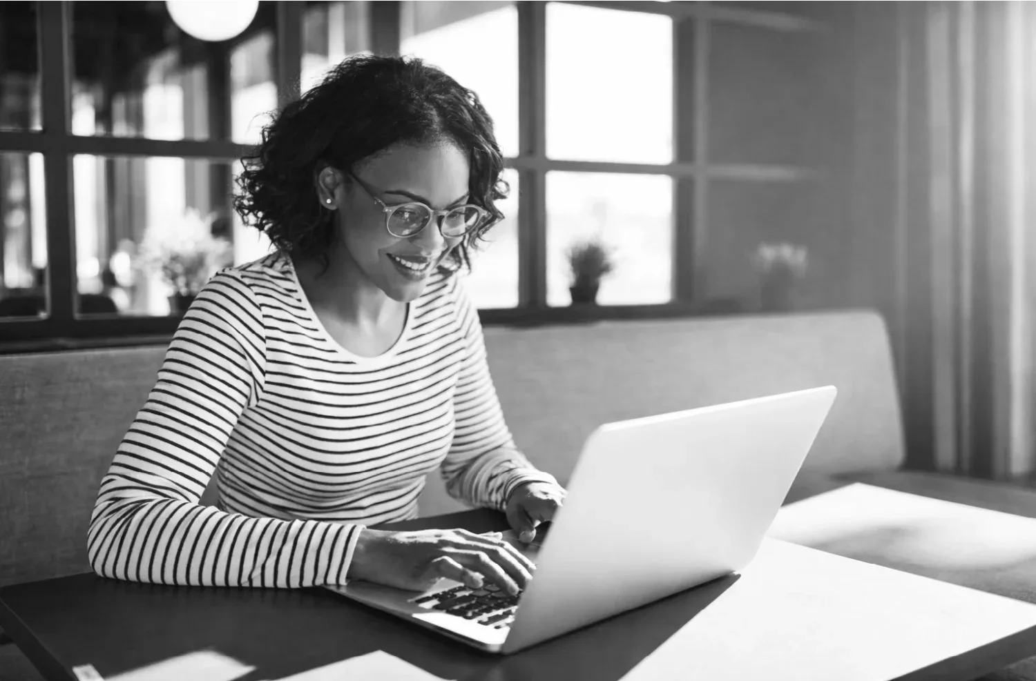 Estudante acessando curso online da FINSP